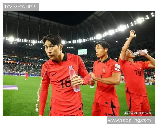 中韩足球明星的表情魅力与球场风采揭秘