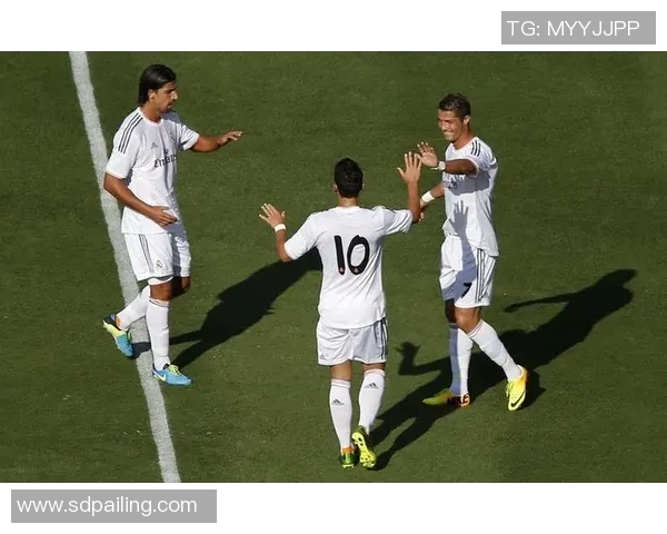 德国足球明星厄齐尔的辉煌职业生涯与对足球的热爱之路